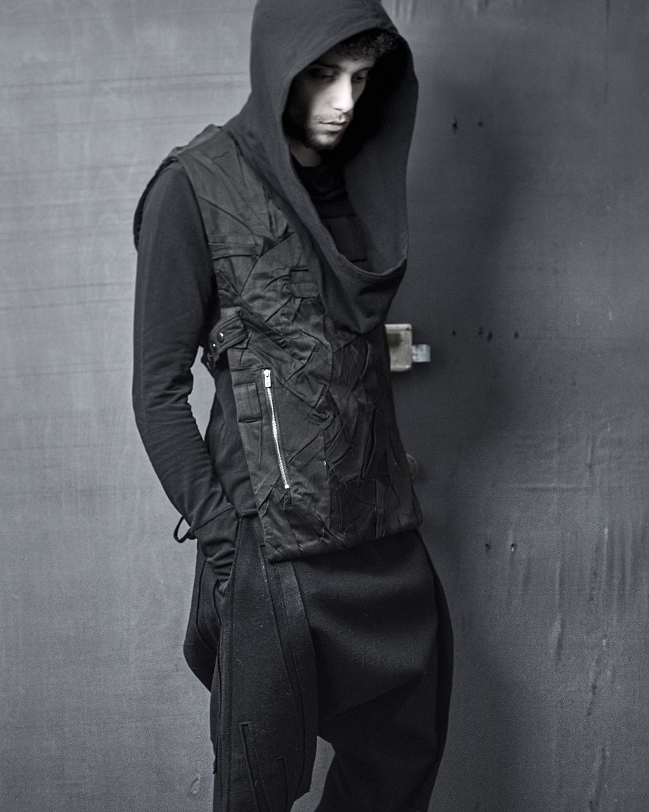 ON FOCUS | UTILITY VESTS & DECONSTRUCTED HOODIE - MINOAR.COM