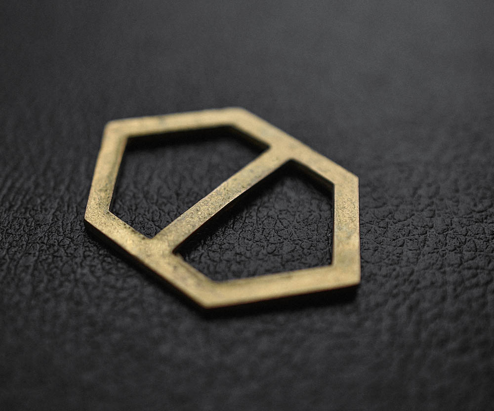 minoar-hexagon-signature-buckle-2